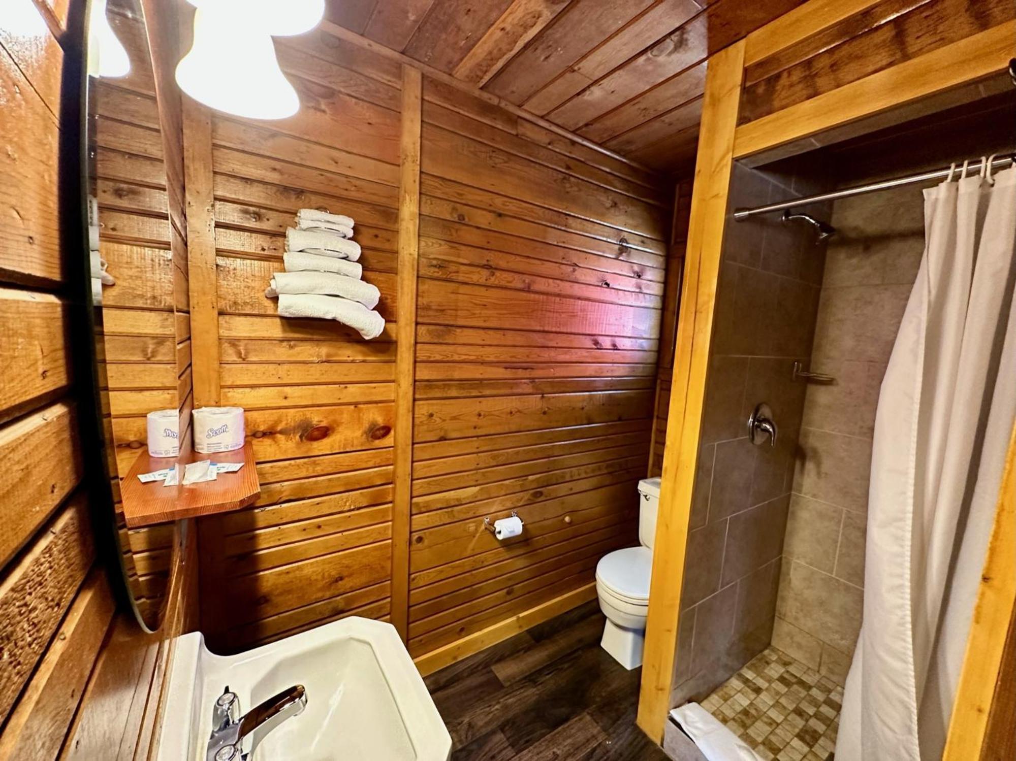 Yellowstone Cabins And Rv West Yellowstone Eksteriør billede